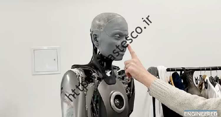 ربات انسان نما هنگام ورود به حریم خصوصی دست محقق را می گیرد // ویرایش