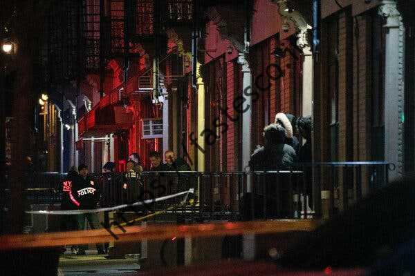دو افسر پلیس جمعه شب در بیرون ساختمانی در هارلم به ضرب گلوله کشته شدند.