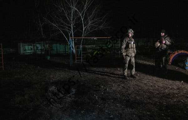 سربازان اوکراینی خسارات پس از گلوله باران مهدکودکی در استانیتسا لوهانسکا در روز پنجشنبه را بررسی کردند.