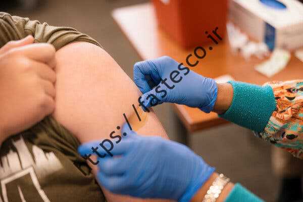 یک نوجوان پس از مصرف اولین دوز واکسن کروناویروس Pfizer-BioNTech در سال گذشته در نشویل.