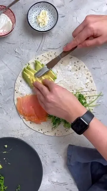 Du liebst selbstgemachte Pizza? Diese zwei Pizzakringel mit Frischkäse werden dich begeistern. Hier trifft fluffiger Pizzateig auf Frischkäse - freu dich auf die saftigsten Pizzakringel überhaupt!