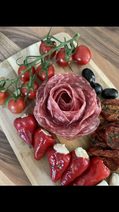 Du suchst ausgefallene Ideen für Ostern? 3 süße Osterrezepte, die Schokoeier und Co. in den Schatten stellen. Wackelpudding-Eier, Piñata-Ei und niedliche Rice Krispies Snacks am Stiel.